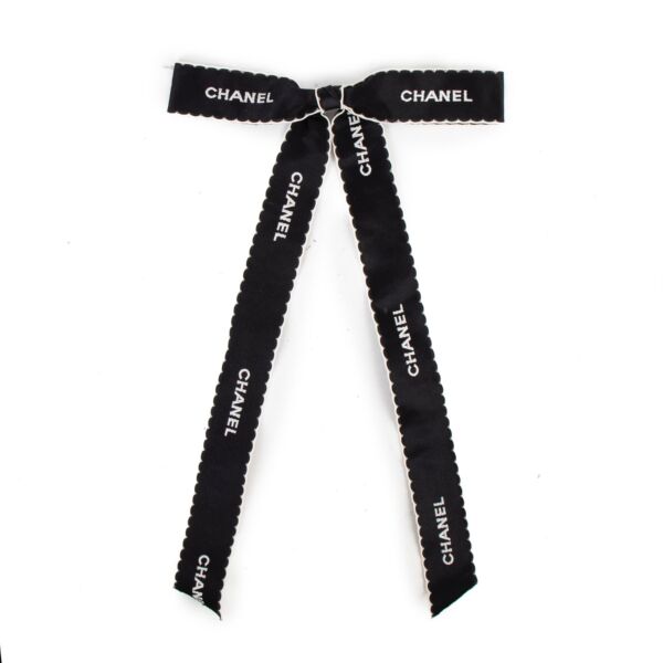 Shop safe online at Labellov in Antwerp this 100% authentic second hand Chanel Black Fabric Bow Brooch