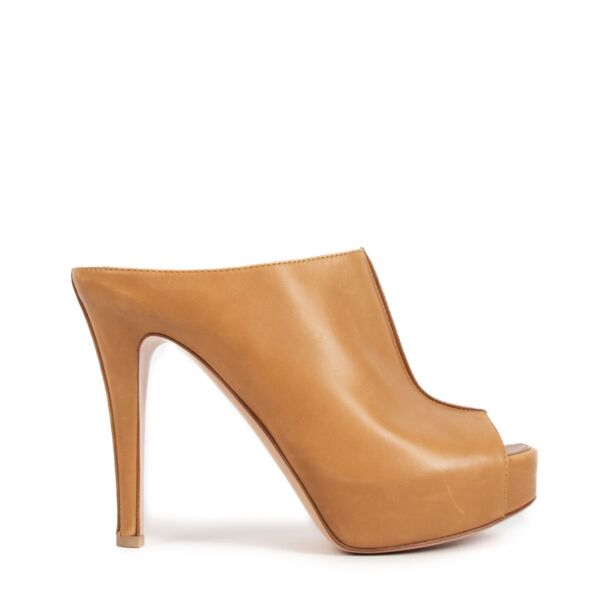 Buy authentic Gianvito Rossi Camel Heels in excellent condition at Labellov in Antwerp. 