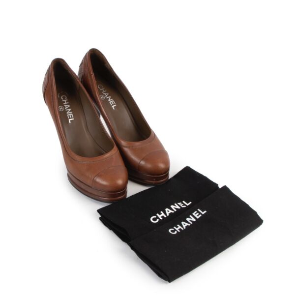 Chanel Brown Leather Cap-Toe Pumps - size 40,5