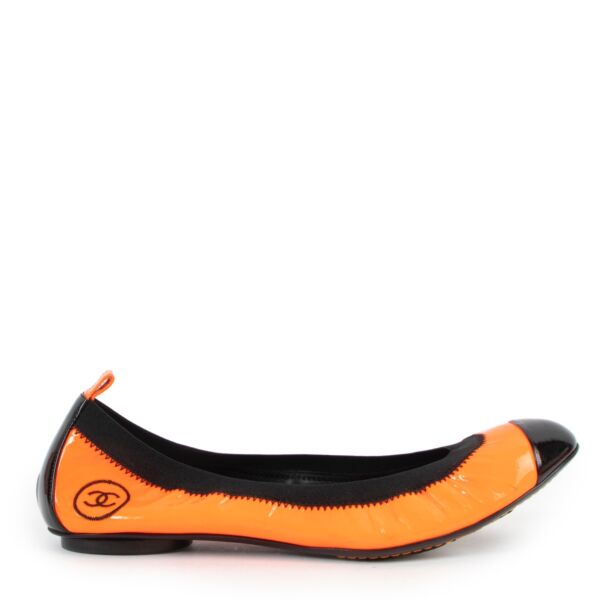 Shop safe online at Labellov in Antwerp this 100% authentic second hand Chanel Orange Patent Ballerina Flats - size 39