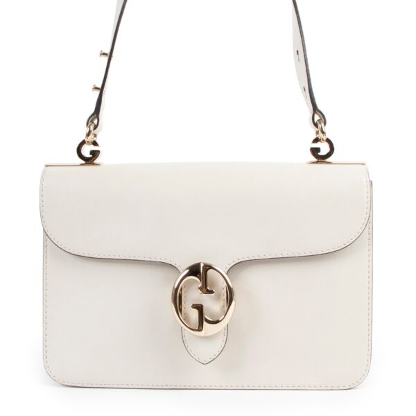 Buy authentic second hand Gucci White 1973 Medium Flap Shoulder Bag in good condition at Labellov in Antwerp. 