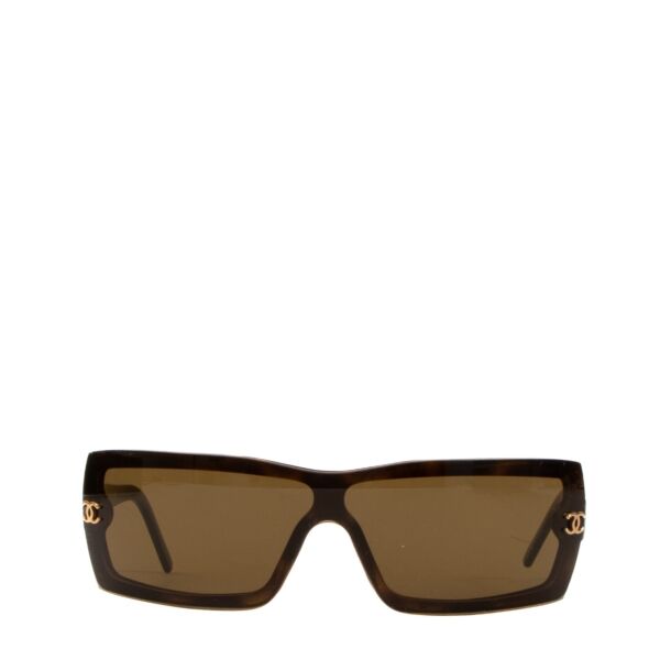 Shop safe online at Labellov in Antwerp, Brussels and Knokke these 100% authentic second hand Chanel Brown Acetate 5067 Sunglasses 