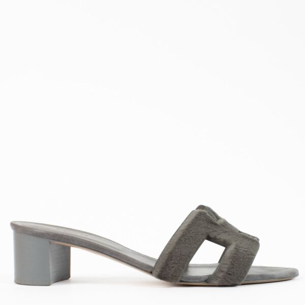 Authentic second hand Hermès Gris Fumé Vison Mink Fur Oasis Sandals - Size 40 on Labellov.com