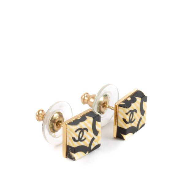 Shop safe online at Labellov in Antwerp, Brussels and Knokke this 100% authentic second hand Chanel 02C Yellow Square CC Stud Earrings