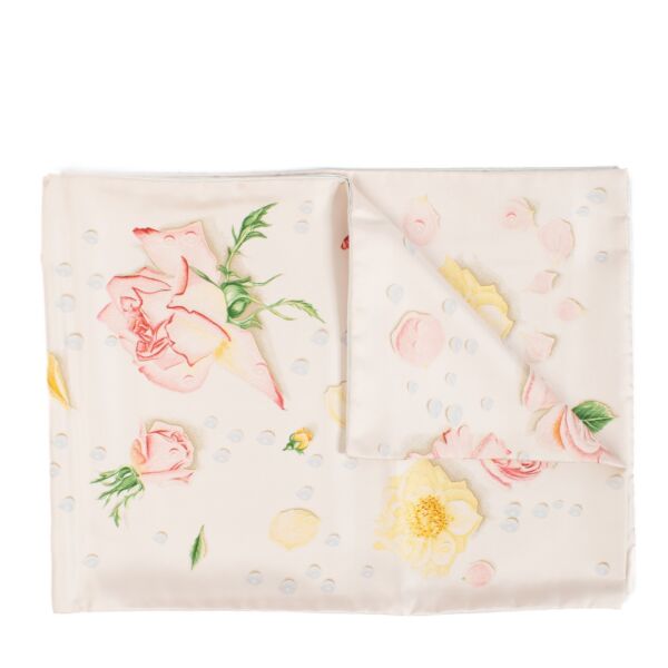 Buy the Hermès Pink Rose Scarf at Labellov for a touch of elegance and sophistication in your wardrobe.