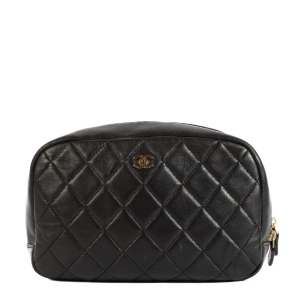 Shop safe online at Labellov in Antwerp, Brussels and knokke this 100% authentic second hand Chanel Black Cosmetic Pouch