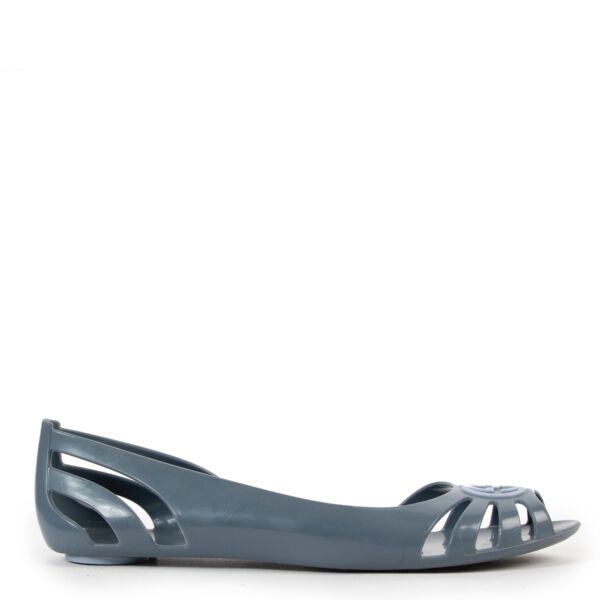 Shop safe online at Labellov in Antwerp this 100% authentic second hand Gucci Grey Sandals - Size 36