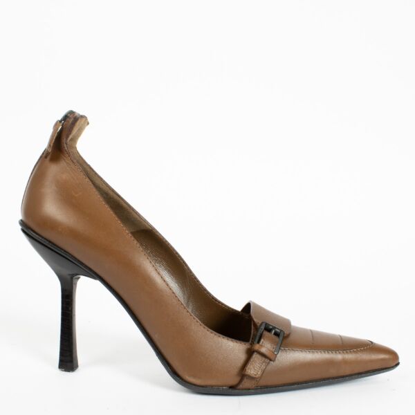 Authentic pre-loved Gucci Brown Leather Buckle Pointy-Toe Pumps — Size 37.5 on Labellov.com