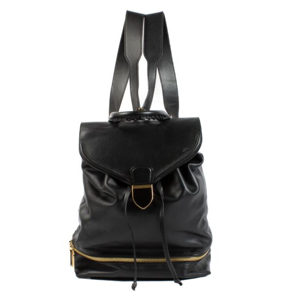 Shop safe online at Labellov in Antwerp and Knokke this 100% authentic second hand Alexander McQueen Black Leather Logo Backpack