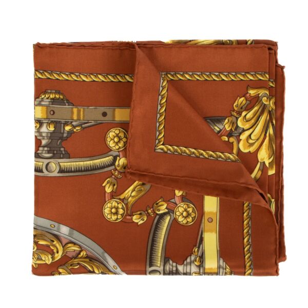 Shop safe online at Labellov in Antwerp, Brussels and Knokke this 100% authentic second hand Hermès Brown and Gold 'Roues De Canon' Carré 90 Silk Scarf 