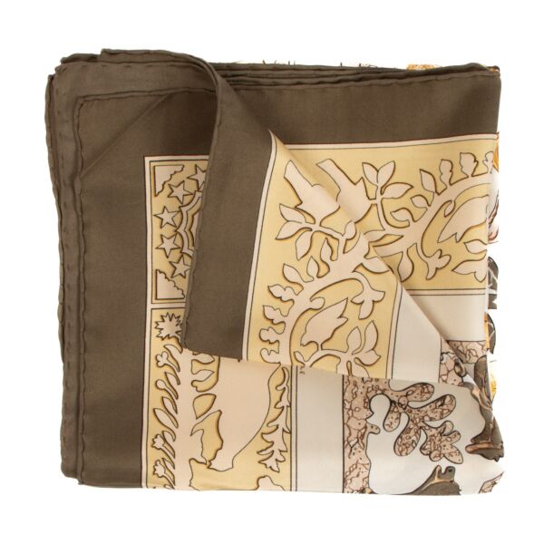 The Carré 90 size of the scarf provides ample room for creative styling options. Whether draped around the neck, tied as a headscarf, or worn as a statement accessory on a handbag, this scarf effortlessly adds a touch of refinement to any outfit. The smoo