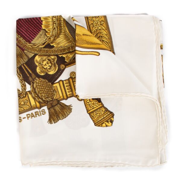 Shop safe online at Labellov in Antwerp, Brussels and Knokke this 100% authentic second hand Hermès White Gold Grand Uniforme Silk Scarf