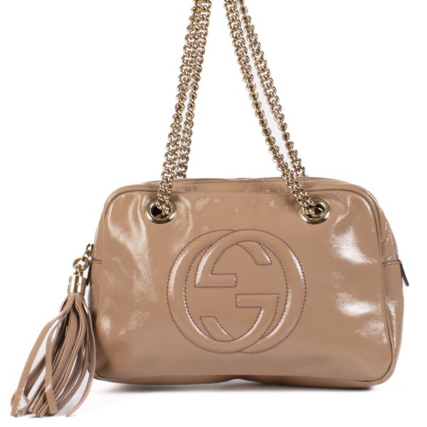 Shop safe online at Labellov in Antwerp, Brussels and Knokke this 100% authentic second hand Gucci Pink Patent Leather Soho Chain Shoulder Bag