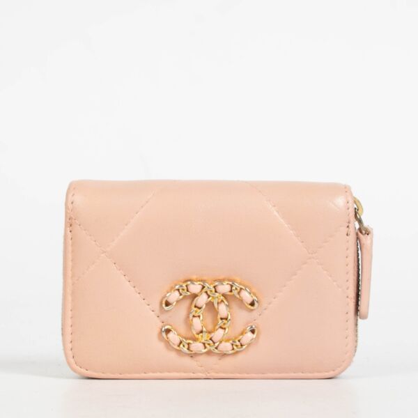 Shop this authentic Chanel Pink Wallet pre-loved on Labellov.com 