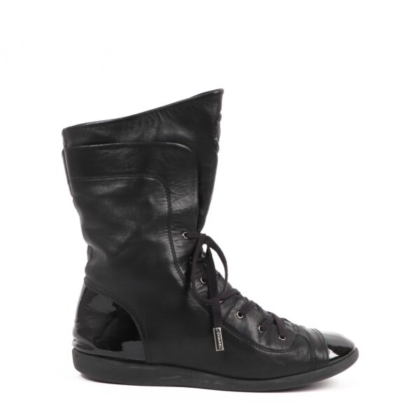 Buy authentic second-hand Chanel Black Leather CC Cap Toe Lace Up Sneakers in Size 41 in very good condition at Labellov in Antwerp.