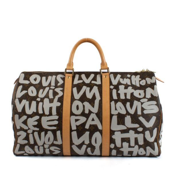 Shop safe online at Labellov in Antwerp, Brussels and Knokke this 100% authentic second hand Louis Vuitton Monogram Grafiti Stephen Sprousse Keepall 50 