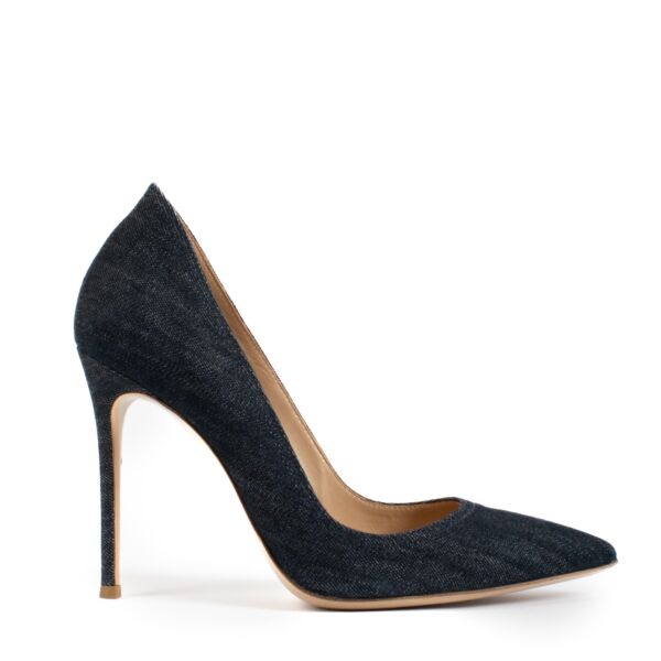 Shop safe online at Labellov in Antwerp, Brussels and Knokke this 100% authentic second hand Gianvito Rossi Denim Pumps - Size 39