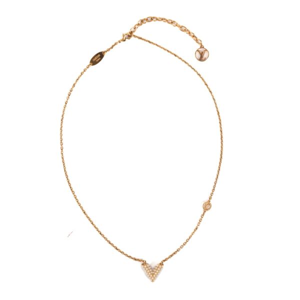 Shop safe online at Labellov in Antwerp, Brussels and Knokke this 100% authentic second hand Louis Vuitton Essential V Pearl Necklace