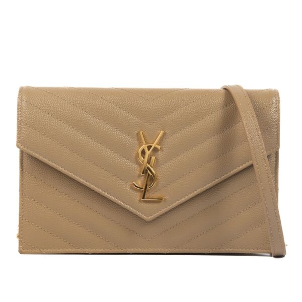 Shop safe online at Labellov in Antwerp, Brussels and Knokke this 100% authentic second hand Saint Laurent Dark Beige Cassandre Matelassé Envelope Chain Wallet Crossbody