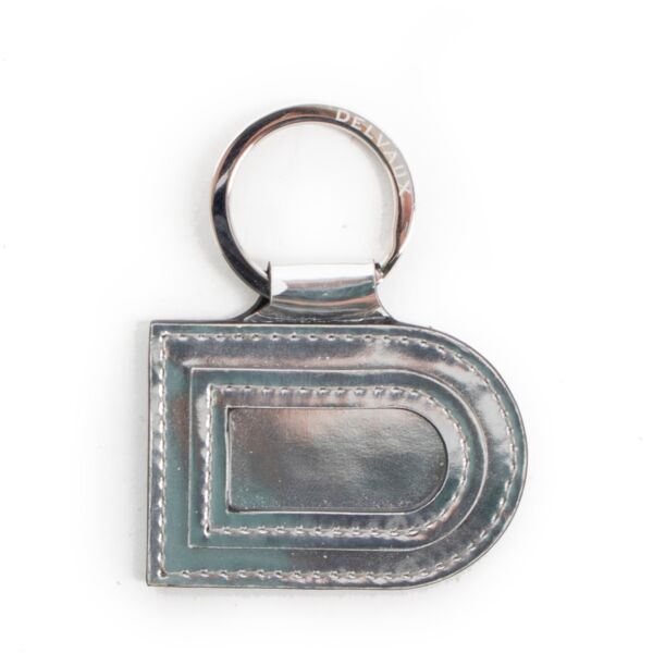 Shop safe online at Labellov in Antwerp this 100% authentic second hand Delvaux Silver D Keychain