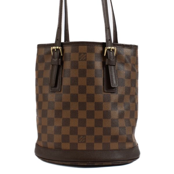 Shop safe online at Labellov in Antwerp, Brussels and Knokke this 100% authentic second hand Louis Vuitton Damier Ebene Marais Bucket Bag