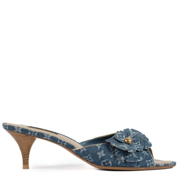Shop safe online at Labellov in Antwerp, Brussels and Knokke this 100% authentic second hand Louis Vuitton Denim Monogram Mule Sandals - Size 39