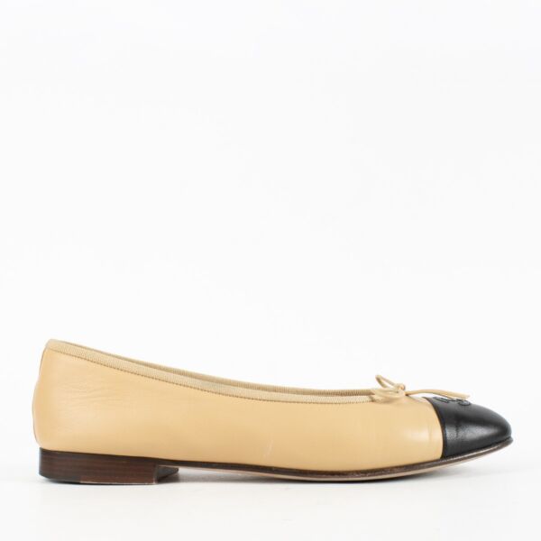 Shop safe online at Labellov in Antwerp, Brussels and KNokke these 100% authentic second hand Chanel Two-Tone Ballerina Flats - size 38,5 