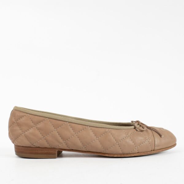 Shop safe online at Labellov in Antwerp, Brussels and KNokke these 100% authentic second hand Chanel Dark Beige Quilted Ballerina Flats - Size 38