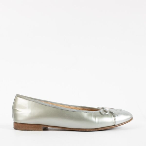 Shop safe online at Labellov in Antwerp, Brussels and knokke these 100% authentic second hand Chanel Silver Patent Ballerina Flats - size 38,5 