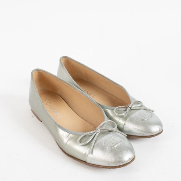 Chanel Silver Patent Ballerina Flats - size 38,5 