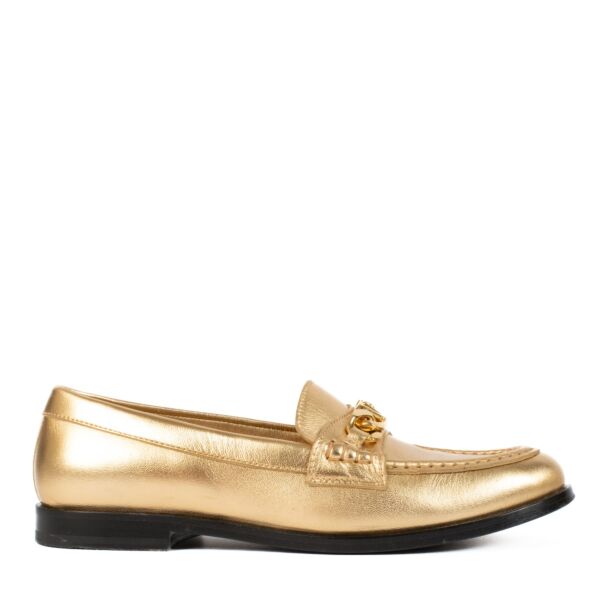 Shop safe online at Labellov in Antwerp, Brussels and Knokke this 100% authentic second hand Valentino Garavani Gold Leather V-Logo Chain Loafers - Size 38,5