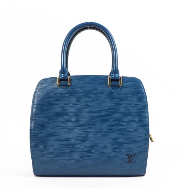 Buy this authentic Louis Vuitton Pont Neuf Blue Epi Leather Handbag at online webshop LabelLOV. Safe and secure shopping. Koop deze authentieke tweedehands Louis Vuitton Pont Neuf Blue Epi Leather Handbag bij online webshop LabelLOV.