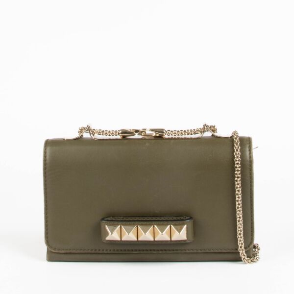 Authentic pre-loved Valentino Garavani Green Leather Va Va Vroom Chain Clutch on Labellov.com