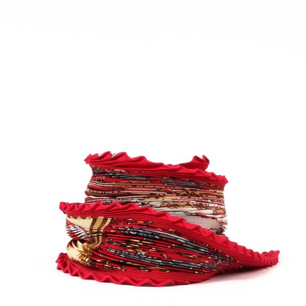 Shop safe online at Labellov in Antwerp this 100% authentic second hand Hermès Red Dies Et Hore Plissé Scarf