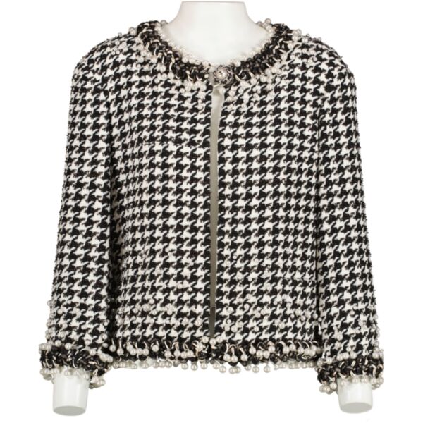 Shop an authentic second hand Chanel Black and White Houndstooth Jacket with Pearls on Labellov.com