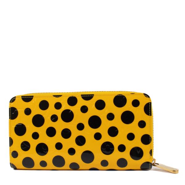 Shop safe online at Labellov in Antwerp, Brussels and Knokke this 100% authentic second hand Louis Vuitton Yayoi Kusama Yellow Zippy Wallet. Veilig online tweedehands authentieke Louis Vuitton Yayoi Kusama Yellow Zippy portefeuille kopen bij Labellov. 