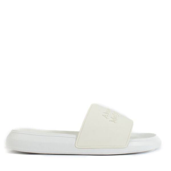 Shop safe online at Labellov in Antwerp, Brussels and Knokke this 100% authentic second hand Alexander McQueen White Leather Logo Sandals - Size 38,5