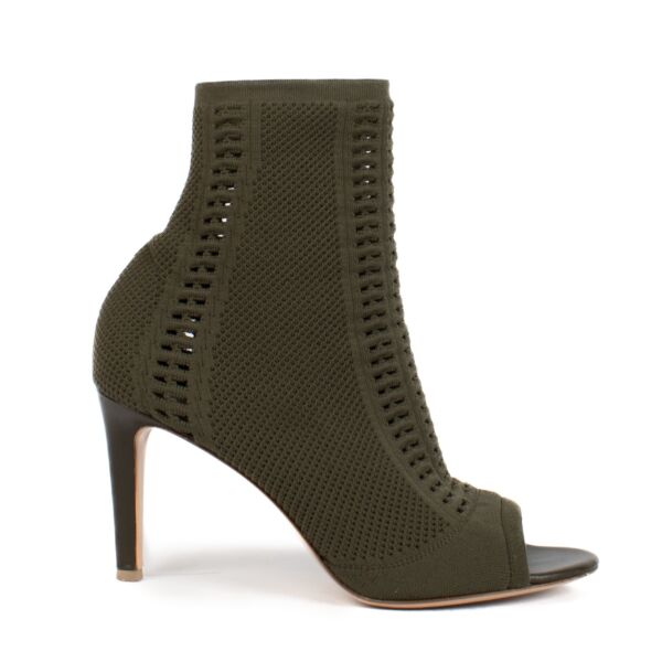 Shop safe online at Labellov in Antwerp, Brussels and Knokke this 100% authentic second hand Gianvito Rossi Green Knit Stretch Peep-Toe Boots - Size 38,5