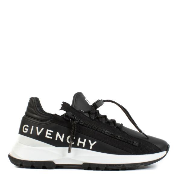 Shop safe online at Labellov in Antwerp, brussels and Knokke this 100% authentic second hand Givenchy Black/White Zipped Runner Sneakers - Size 39