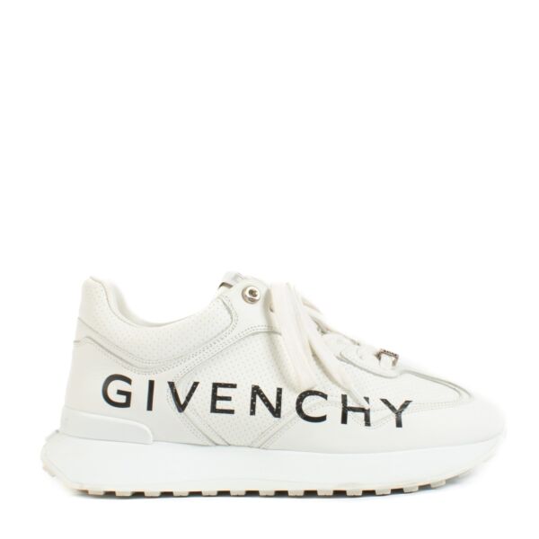 Shop safe online at Labellov in Antwerp, Brussels and Knokke this 100% authentic secondhand Givenchy White Lamb Broad Logo Sneakers - Size 39