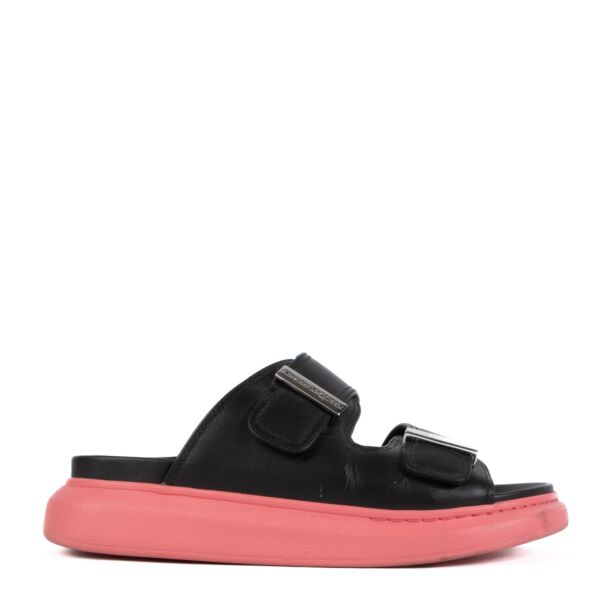 Shop safe online at Labellov in Antwerp, Brussel and Knokke this 100% authentic second hand Alexander McQueen Black/Coral/Silver Matt Vegetan Sandals