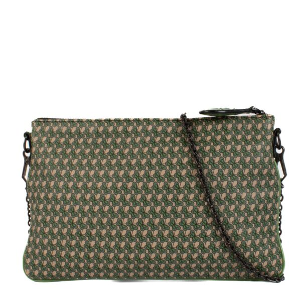 Shop safe online at Labellov in Antwerp, Brussels and Knokke this 100% authentic second hand Bottega Veneta Multicolor Butterfly Print Chain Pouch. Veilig online authentieke tweedehands Bottega Veneta Multicolor Butterfly Print Chain Pouch kopen bij Label