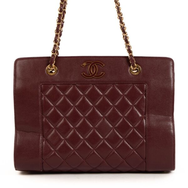 Shop safe online at Labellov in Antwerp, Brussels and Knokke this 100% authentic second hand Chanel Burgundy Quilted Leather Shopper Shoulder Bag