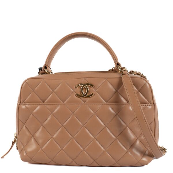 Shop safe online at Labellov in Antwerp, Brussels and Knokke this 100% authentic second hand Chanel Vieux Rose Metal Bar Bowling Bag. Koop veilig online bij Chanel Vieux Rose Metal Bar Bowling Bag.