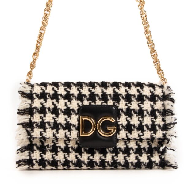 Shop safe online at Labellov in Antwerp, Brussel and Knokke this 100% authentic second hand Dolce & Gabbana black and white tweed Crossbody