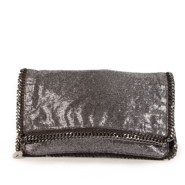 Shop safe online at Labellov in Antwerp, Brussels and Knokke this 100% authentic second hand Stella McCartney Silver Falabella Clutch