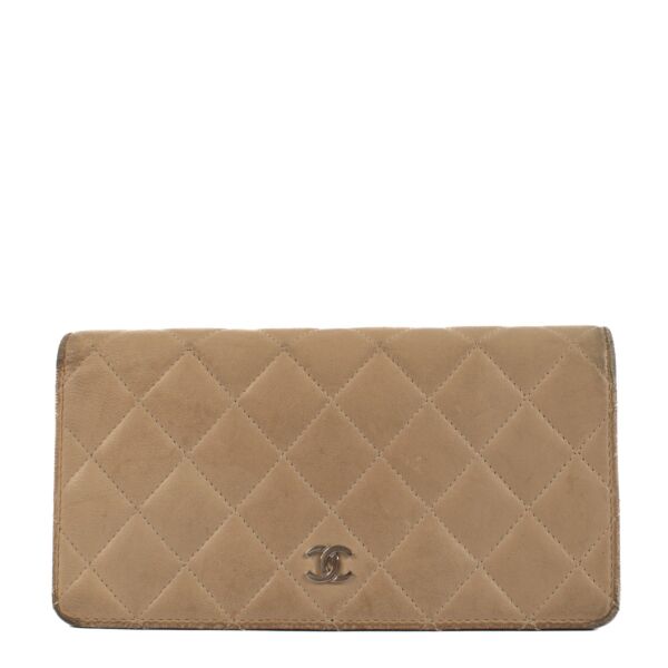 Shop safe online at Labellov in Antwerp, Brussels and Knokke this 100% authentic second hand Chanel Beige Lambskin CC Yen Wallet