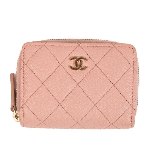 Shop safe online at Labellov in Antwerp, Brussels and Knokke this 100% authentic second hand Chanel Pink Caviar Card Holder Wallet