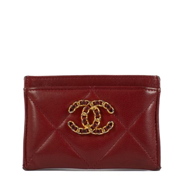 Shop safe online at Labellov in Antwerp, Brussels and Knokke this 100% authentic second hand Chanel Burgundy Lambskin 19 Card Holder