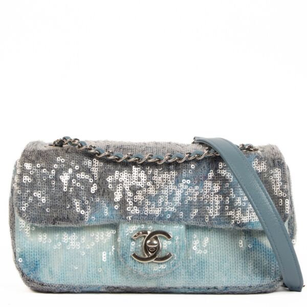 Chanel 18S Waterfall Sequin Small Classic Flap Bag for the best price at Labellov secondhand luxury in Antwerp. We buy and sell your preloved designer bags for the best price.